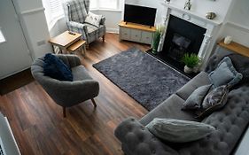 Cottage, Hot Tub, Open Fire, Games Room, Large Garden Sleeps 2-8